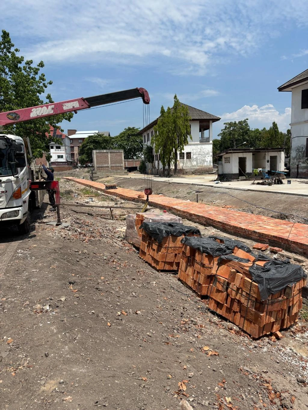 อิฐมอญโบราณปั้นมือ ขนาด 19x38x6 ซม. | กับงานบูรณะเวียงกุมกาม จ.เชียงใหม่ อิฐเซรามิก อิฐพันปี C-Brick อิฐ มอก. อิฐแดง หลายขนาด ราคา 698446180 27313653441560459 3162075951531530492 n